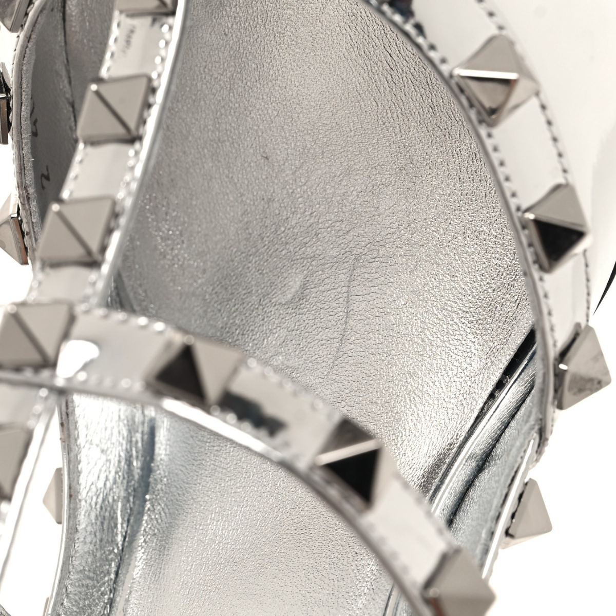 VALENTINO GARAVANI ROCKSTUD KNÖCHELRIEMENPUMPEN 100MM SILBER METALLIC PATENT