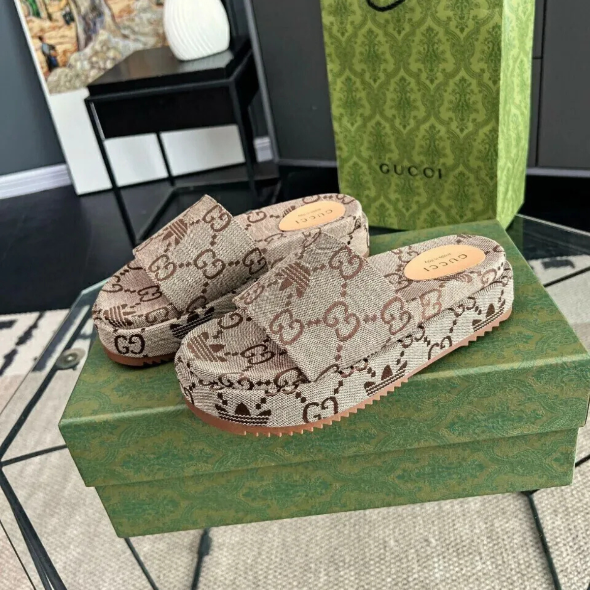 GUCCI DIONYSUS MINI-TASCHE & ANGELINA FLACHES SANDALEN-SET – BEIGE MONOGRAMM