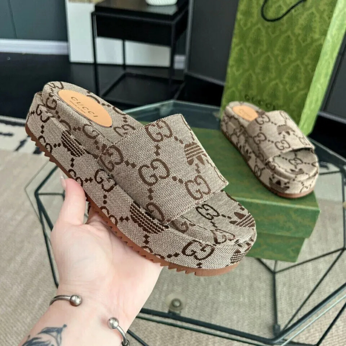 GUCCI ANGELINA FLACHE SANDALE CANVAS RIESIGES MONOGRAMM BEIGE