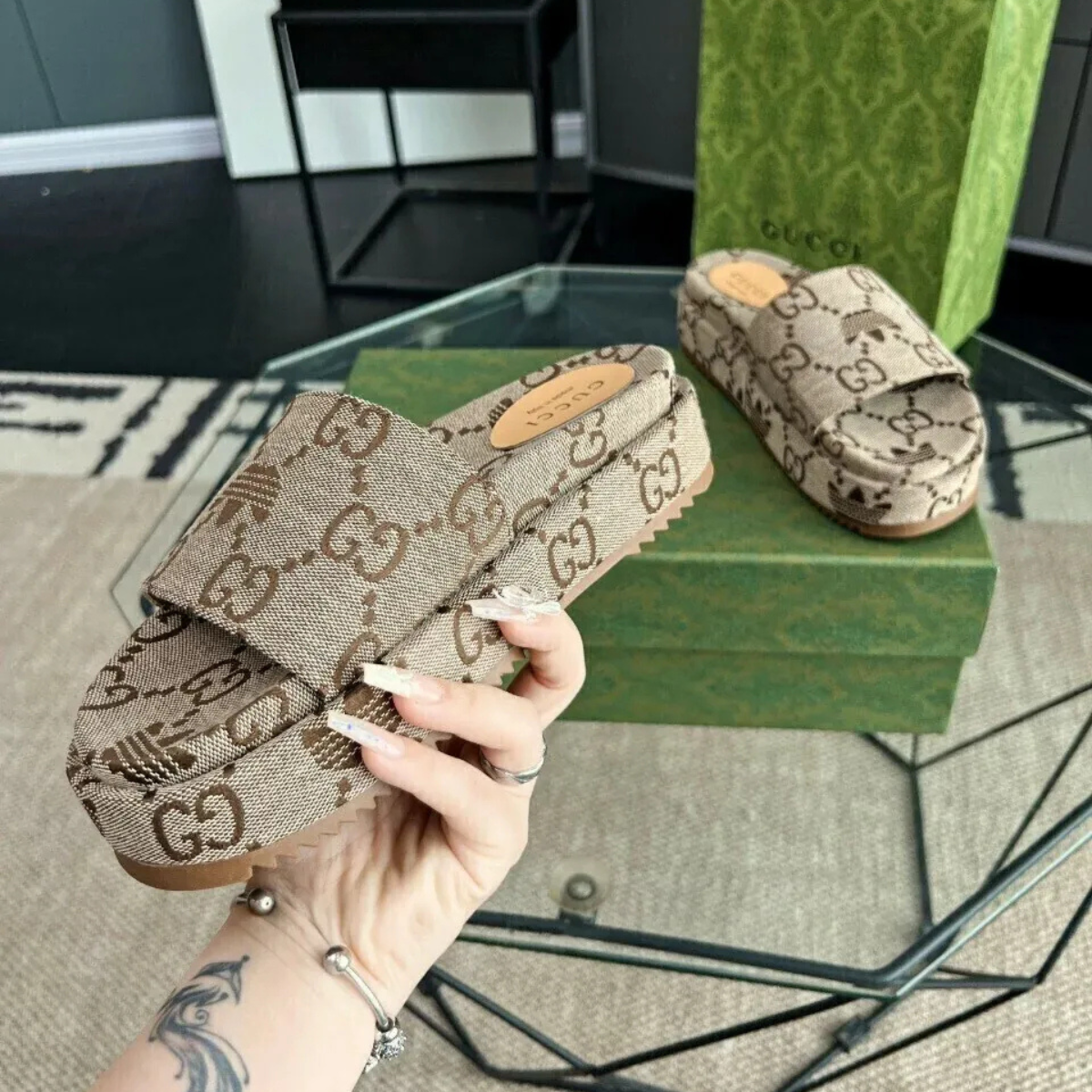 GUCCI DIONYSUS MINI-TASCHE & ANGELINA FLACHES SANDALEN-SET – BEIGE MONOGRAMM