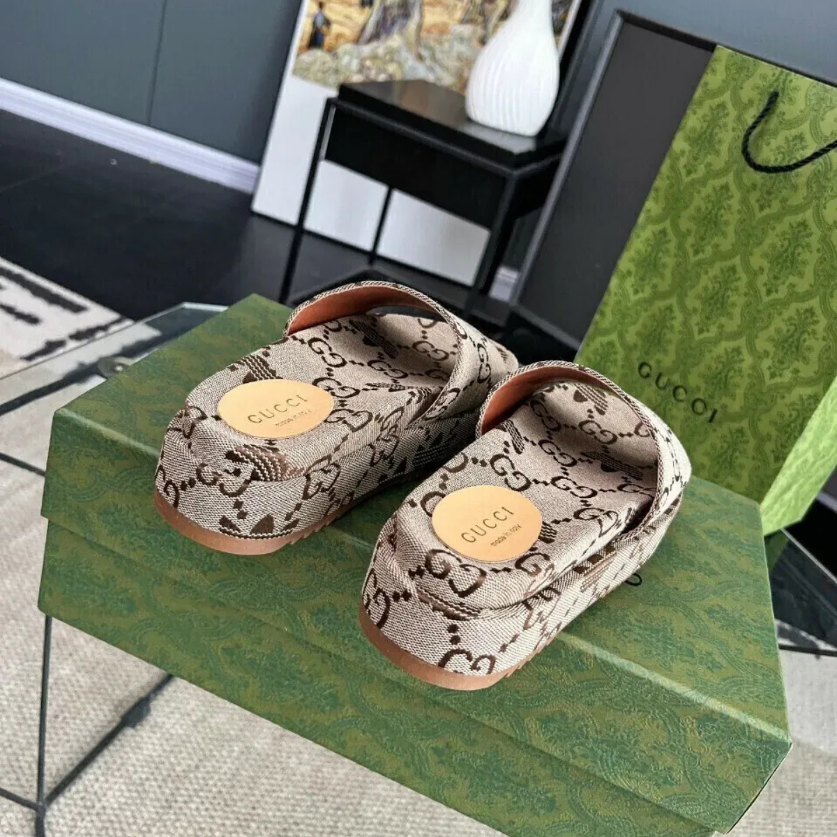 GUCCI DIONYSUS MINI-TASCHE & ANGELINA FLACHES SANDALEN-SET – BEIGE MONOGRAMM