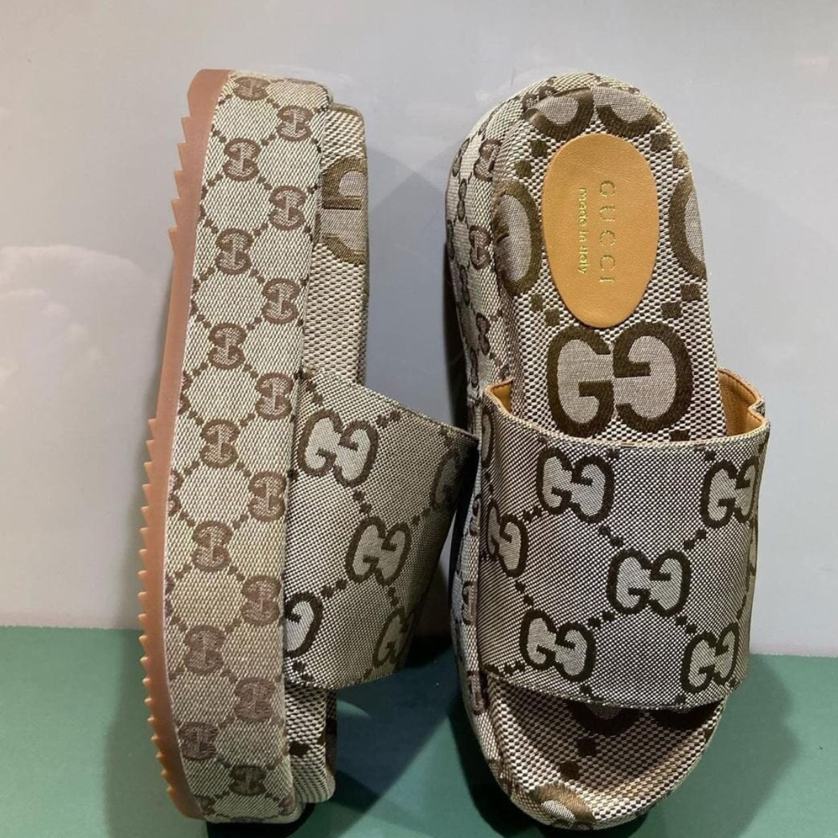 GUCCI DIONYSUS MINI-TASCHE & ANGELINA FLACHES SANDALEN-SET – BEIGE MONOGRAMM
