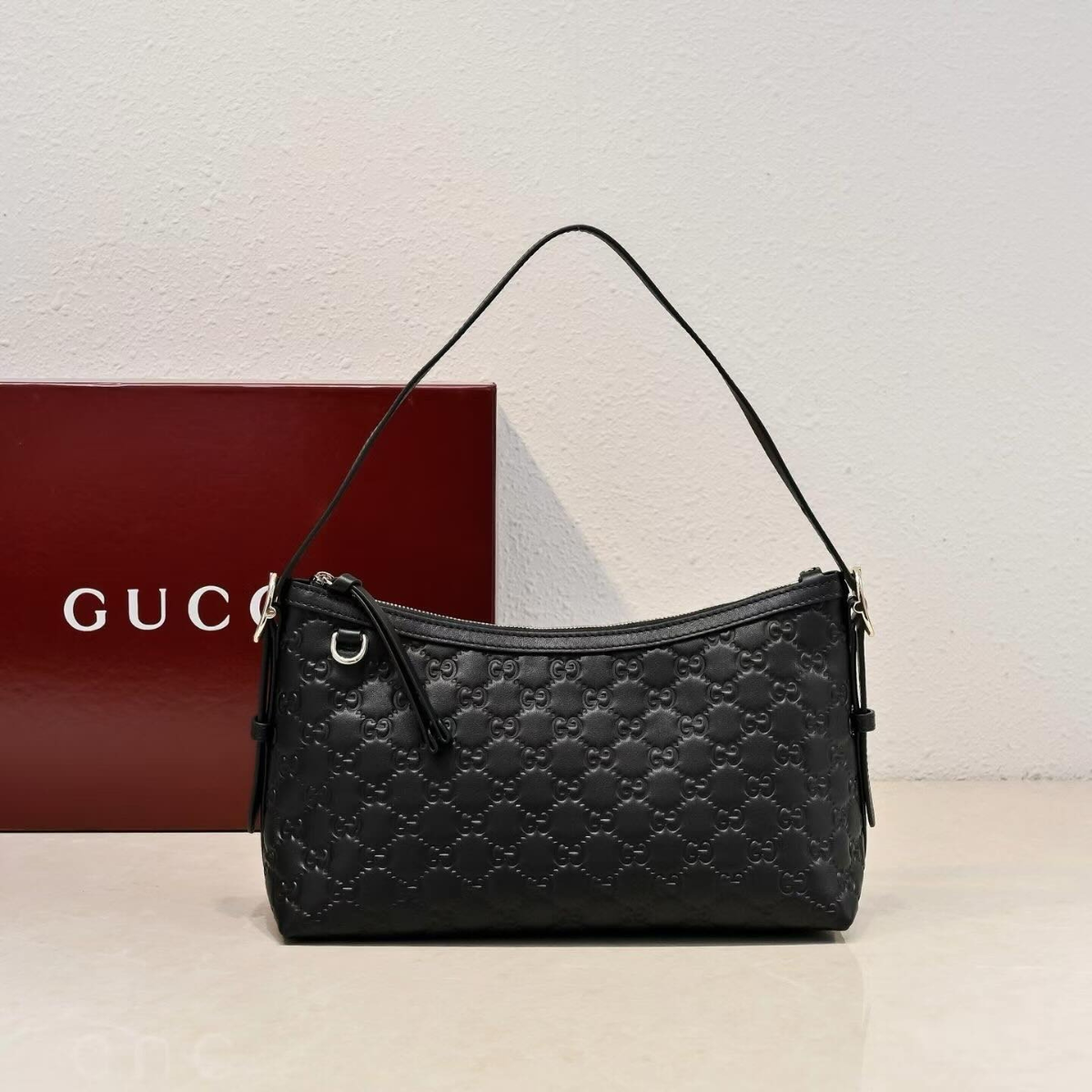 MITTLERE UMHÄNGETASCHE MIT GG-EMBLEM GUCCI