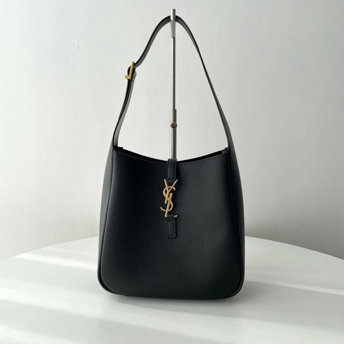 YVES SAINT LAURENT LE 5 À 7 BEA – TASCHE AUS FEINSTEMMIGEM LEDER