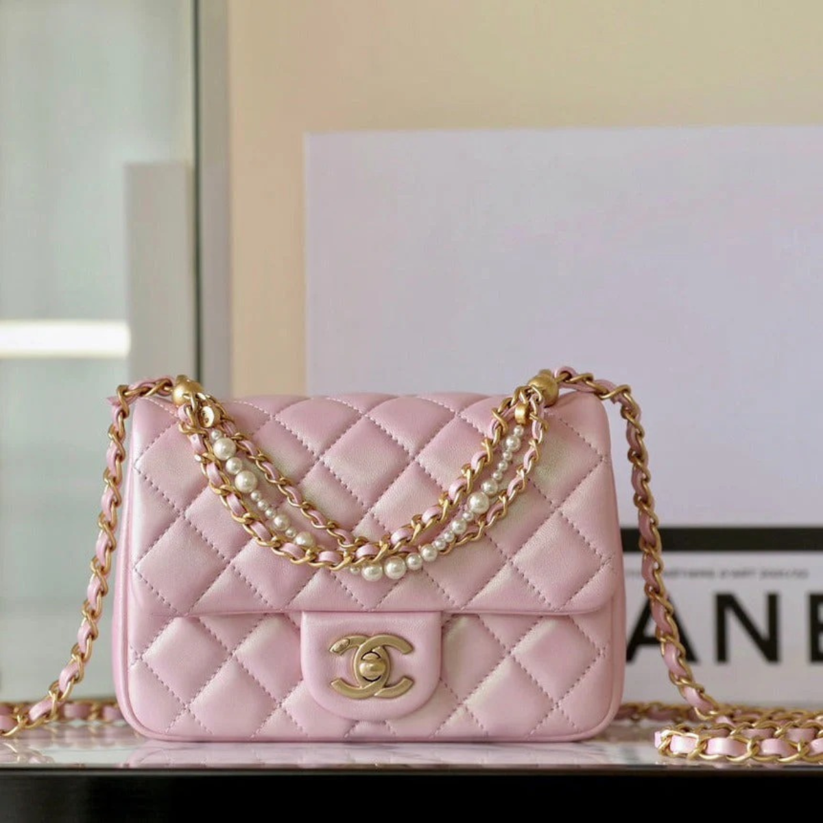 CHANEL CLASSIC FLAP MINI-TASCHE AUS ROSA LAMMFELL MIT GOLDENEN BESCHLÄGEN