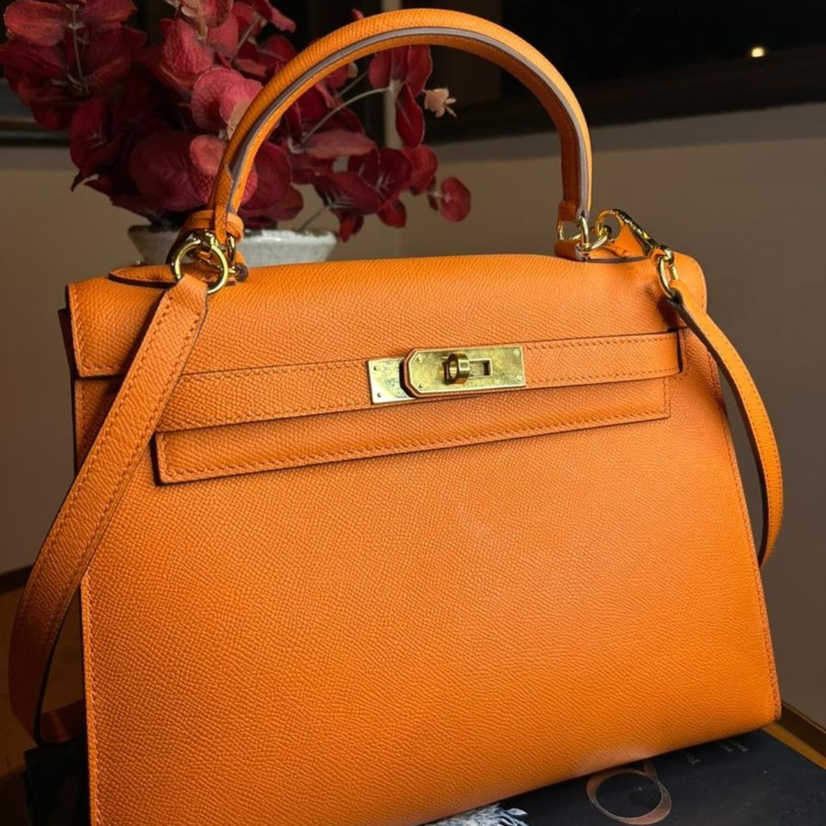 HERMÈS KELLY 25 TASCHE MIT GOLDENEN BESCHLÄGEN IN ORANGE