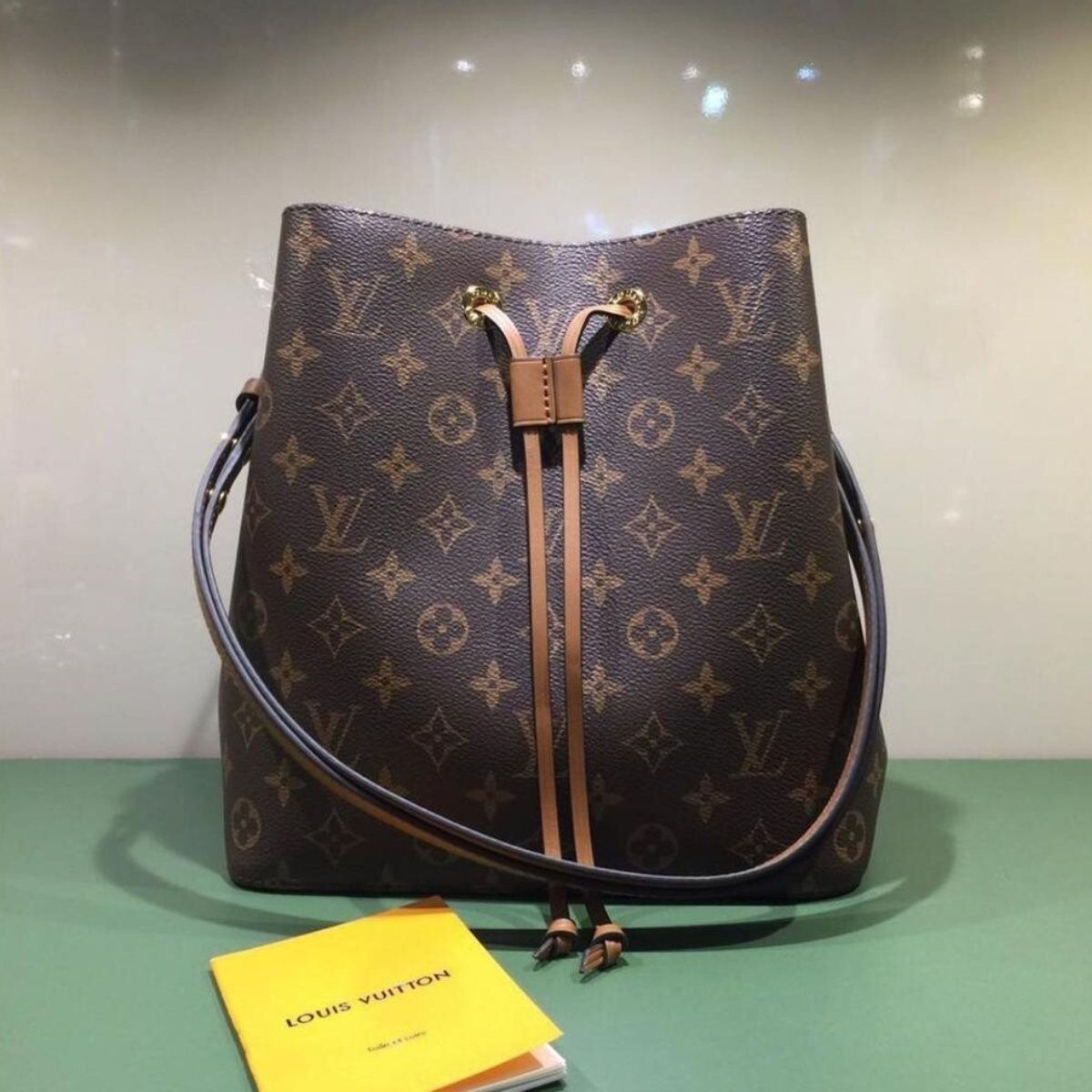 NEONOÉ MM TASCHE VON LOUIS VUITTON