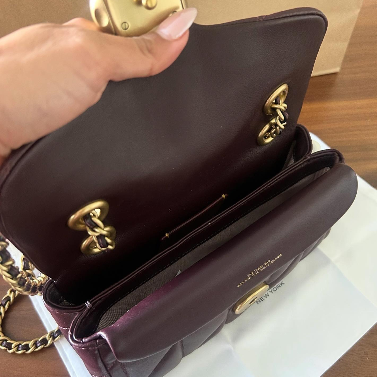 COACH TABBY UMHÄNGETASCHE 26 MIT QUILTEN IN DUNKELBRAUN