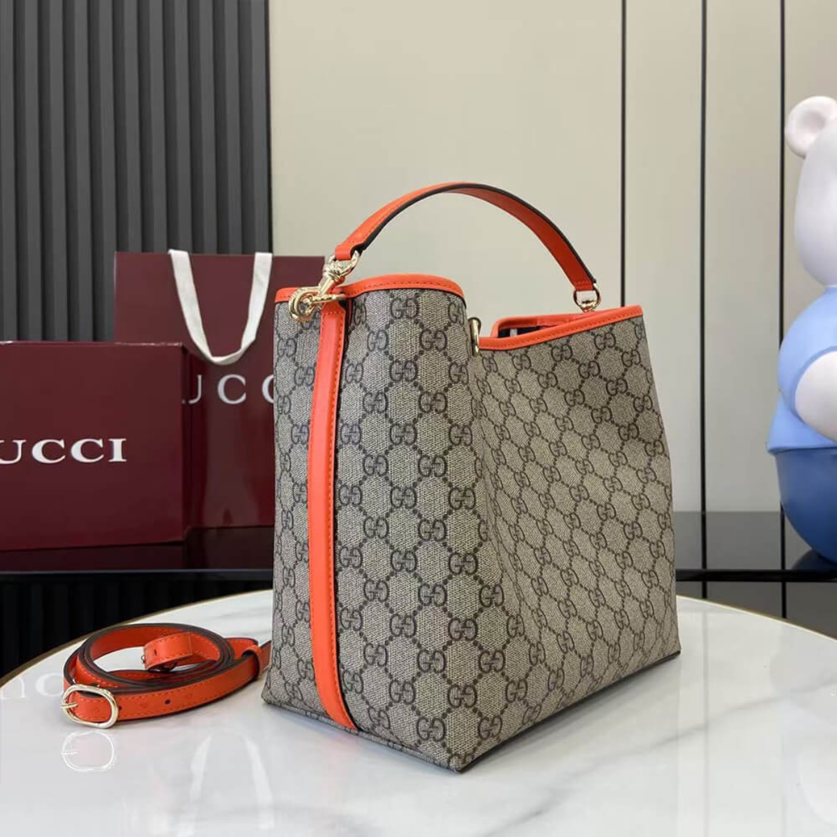MITTLERE GG EMBLEM EIMERTASCHE GUCCI