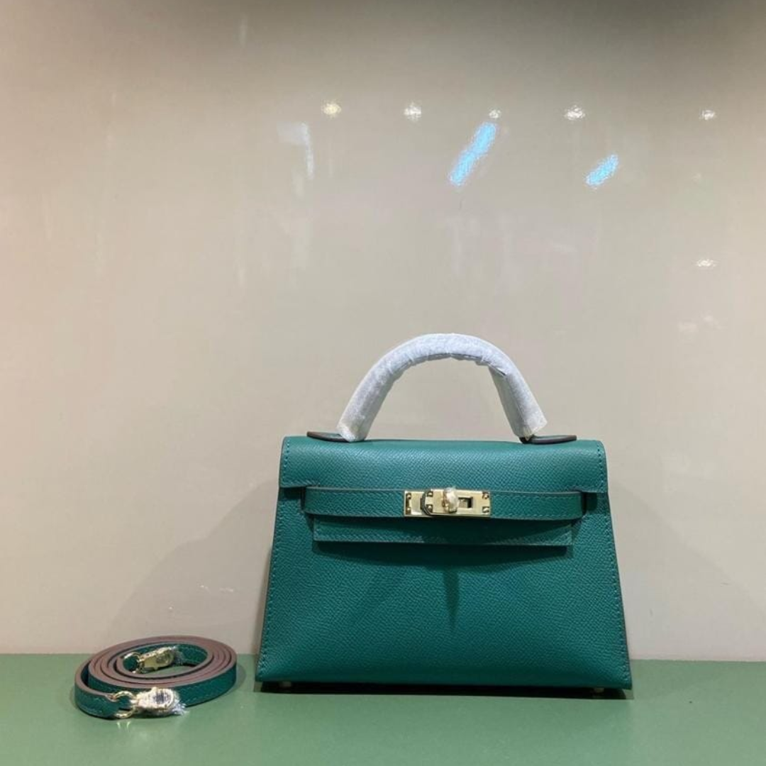HERMÈS KELLY 20 TASCHE MIT GOLDENEN BESCHLÄGEN IN GRÜN