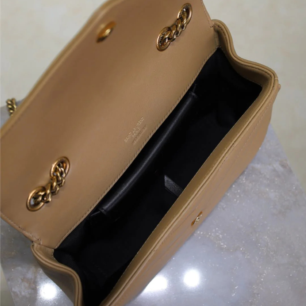 SAINT LAURENT LOULOU KLEINE MATELASSÉ-LAMMFELLTASCHE