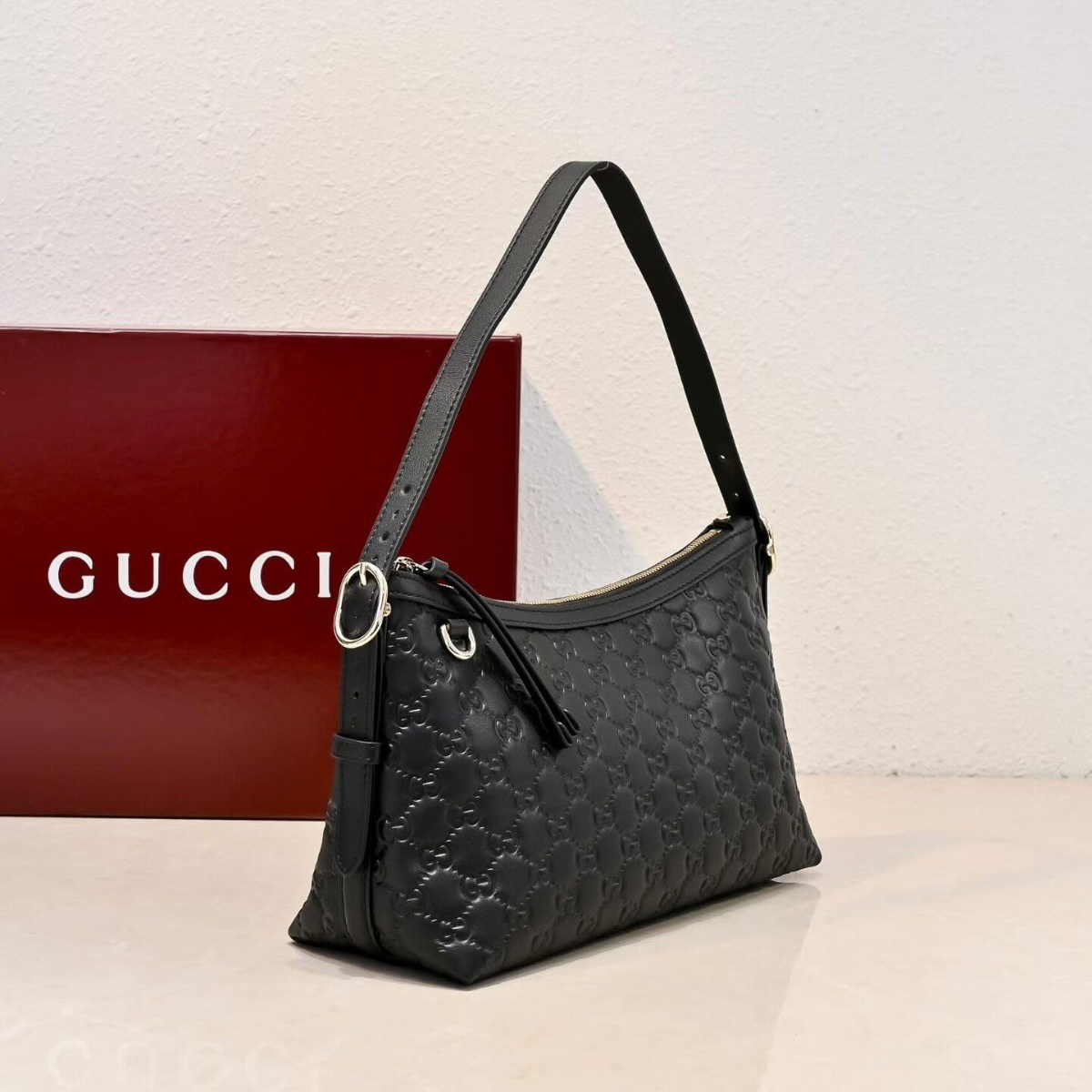 MITTLERE UMHÄNGETASCHE MIT GG-EMBLEM GUCCI
