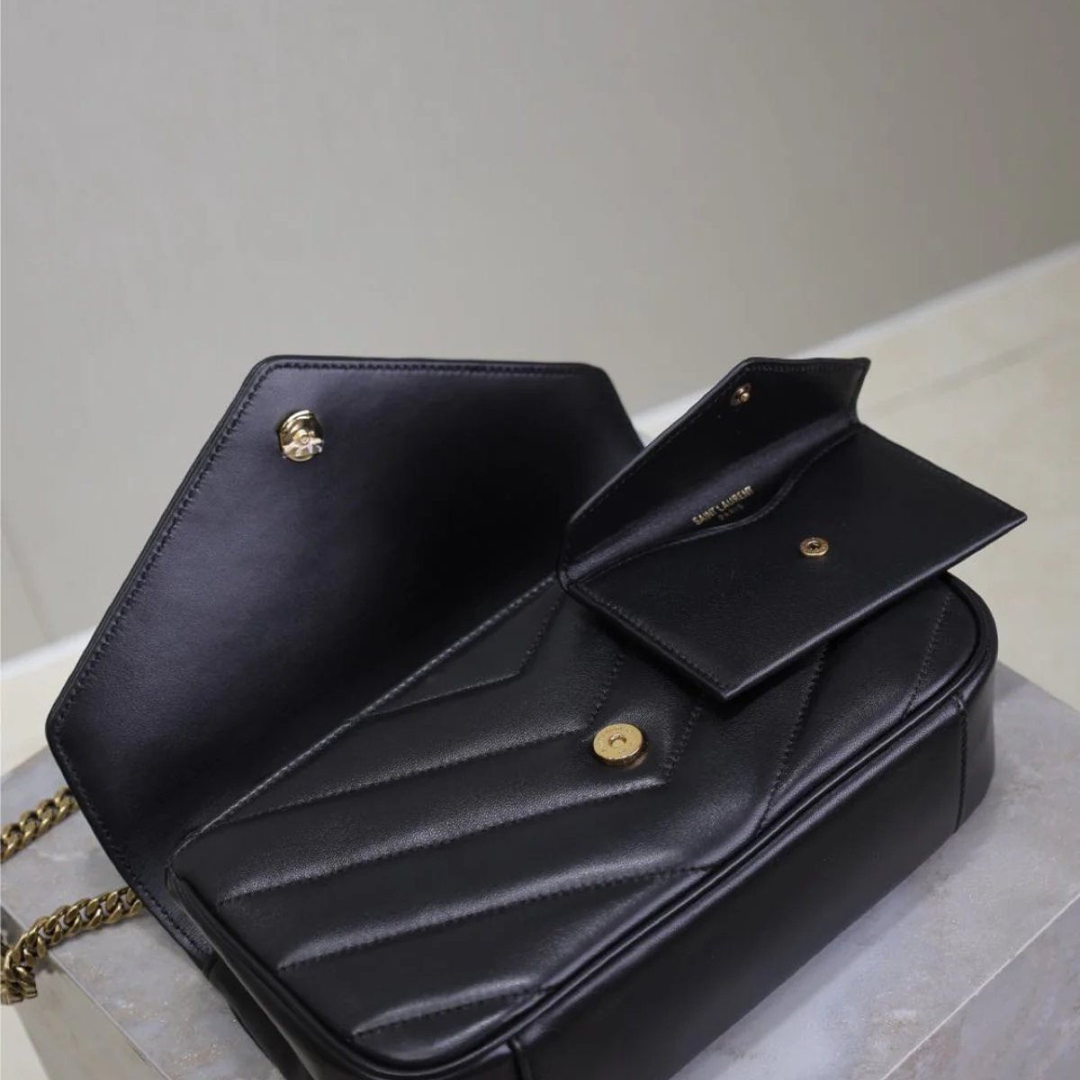 YSL SIGNATURE SET – LOULOU TASCHE & OPYUM SANDALEN