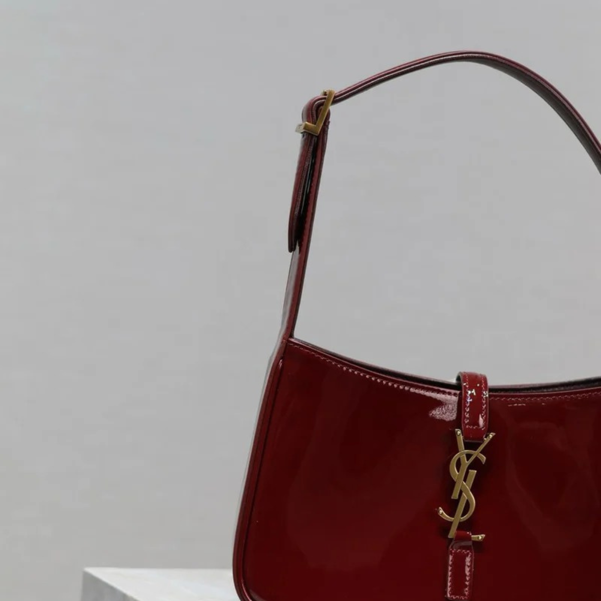 YVES SAINT LAURENT LE 5 À 7 TASCHE AUS LACKLEDER