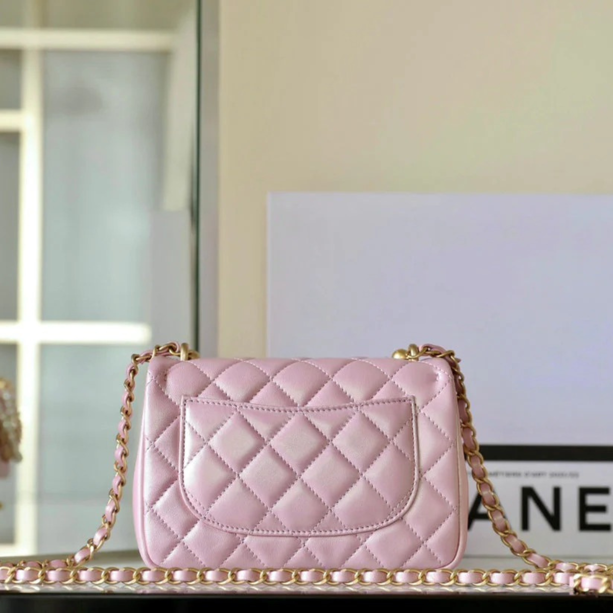 CHANEL CLASSIC FLAP MINI-TASCHE AUS ROSA LAMMFELL MIT GOLDENEN BESCHLÄGEN