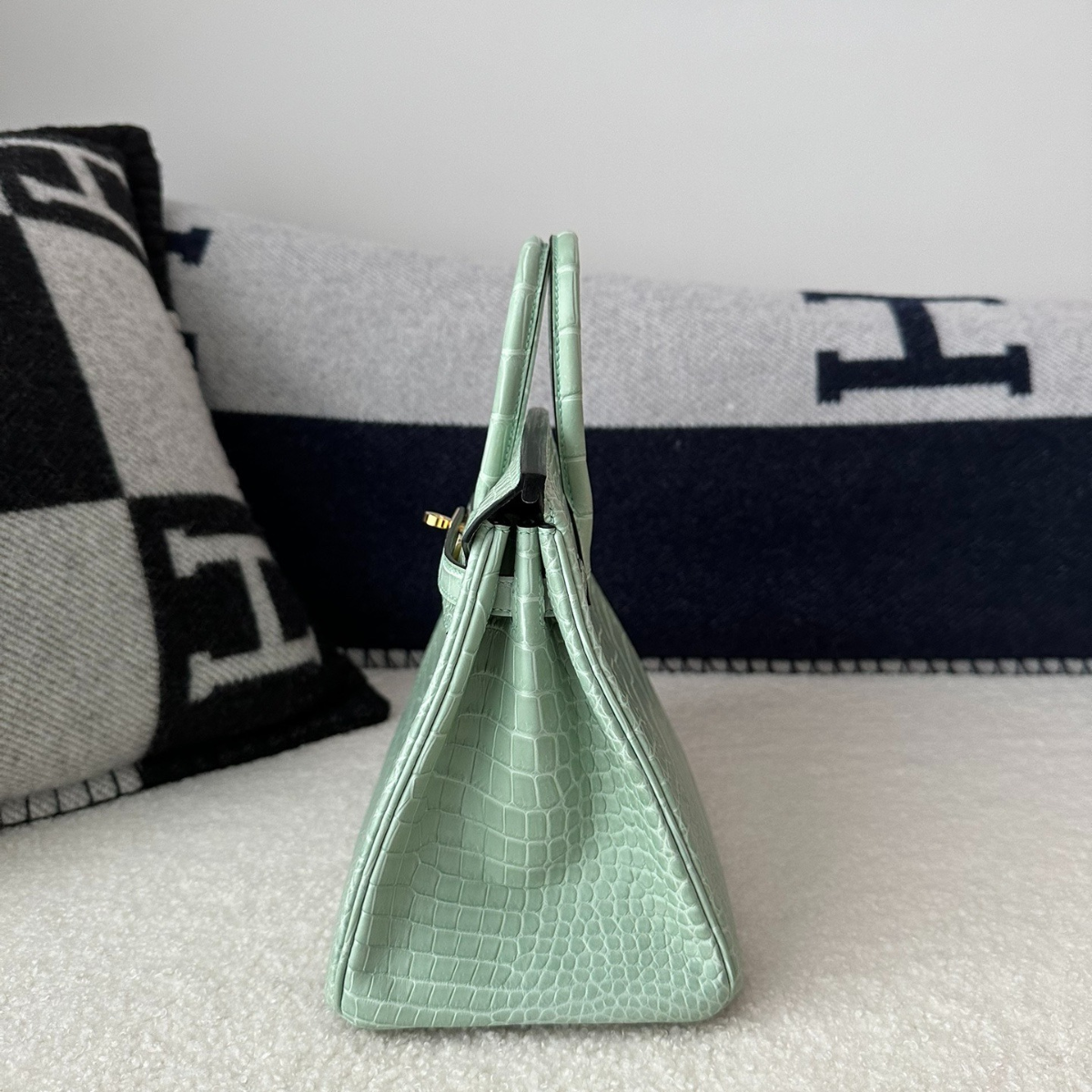 HERMÈS SET – KELLY 28 VERT D'EAU ALLIGATOR LIMITED EDITION & ORAN SANDALEN GRÜN