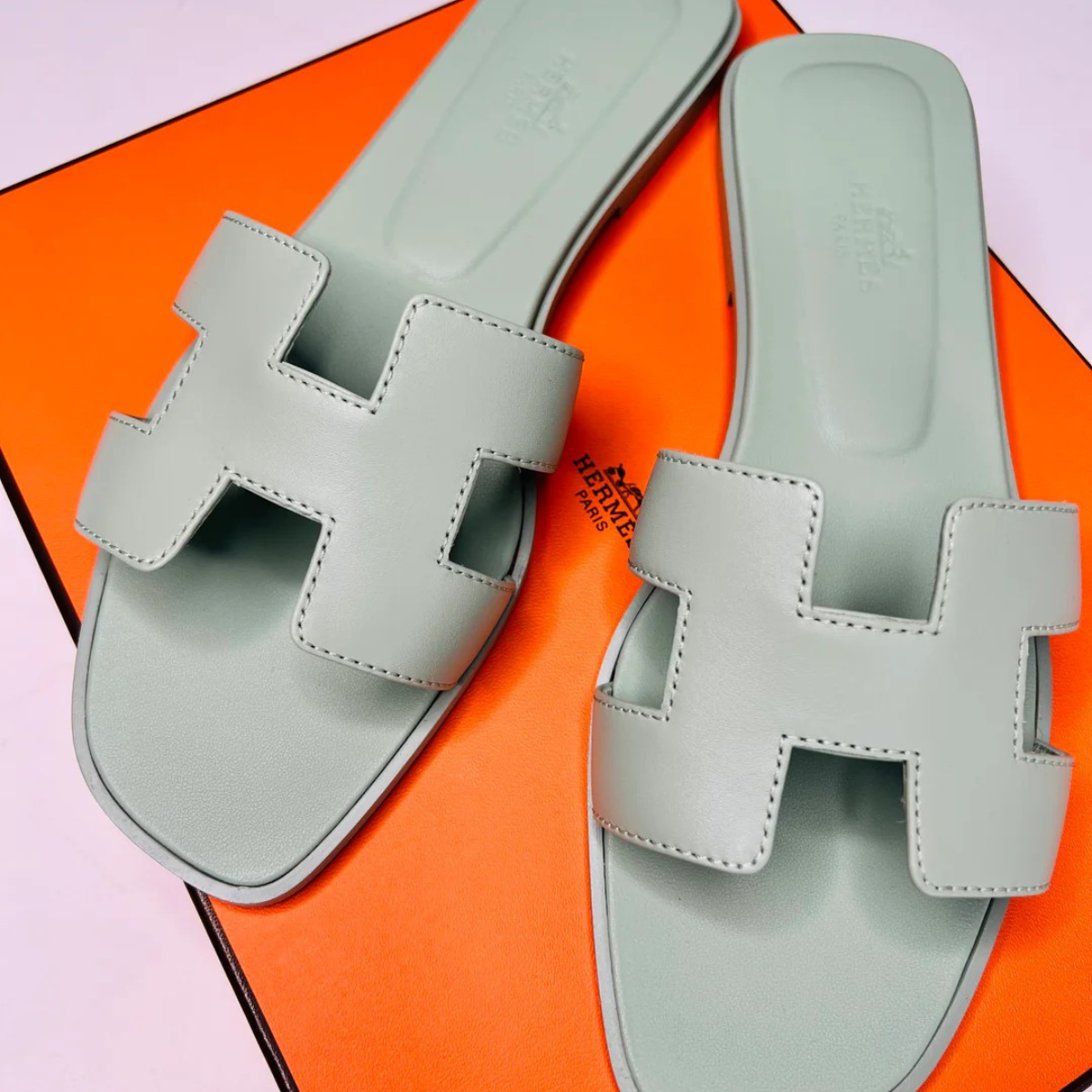 HERMÈS SET – KELLY 28 VERT D'EAU ALLIGATOR LIMITED EDITION & ORAN SANDALEN GRÜN