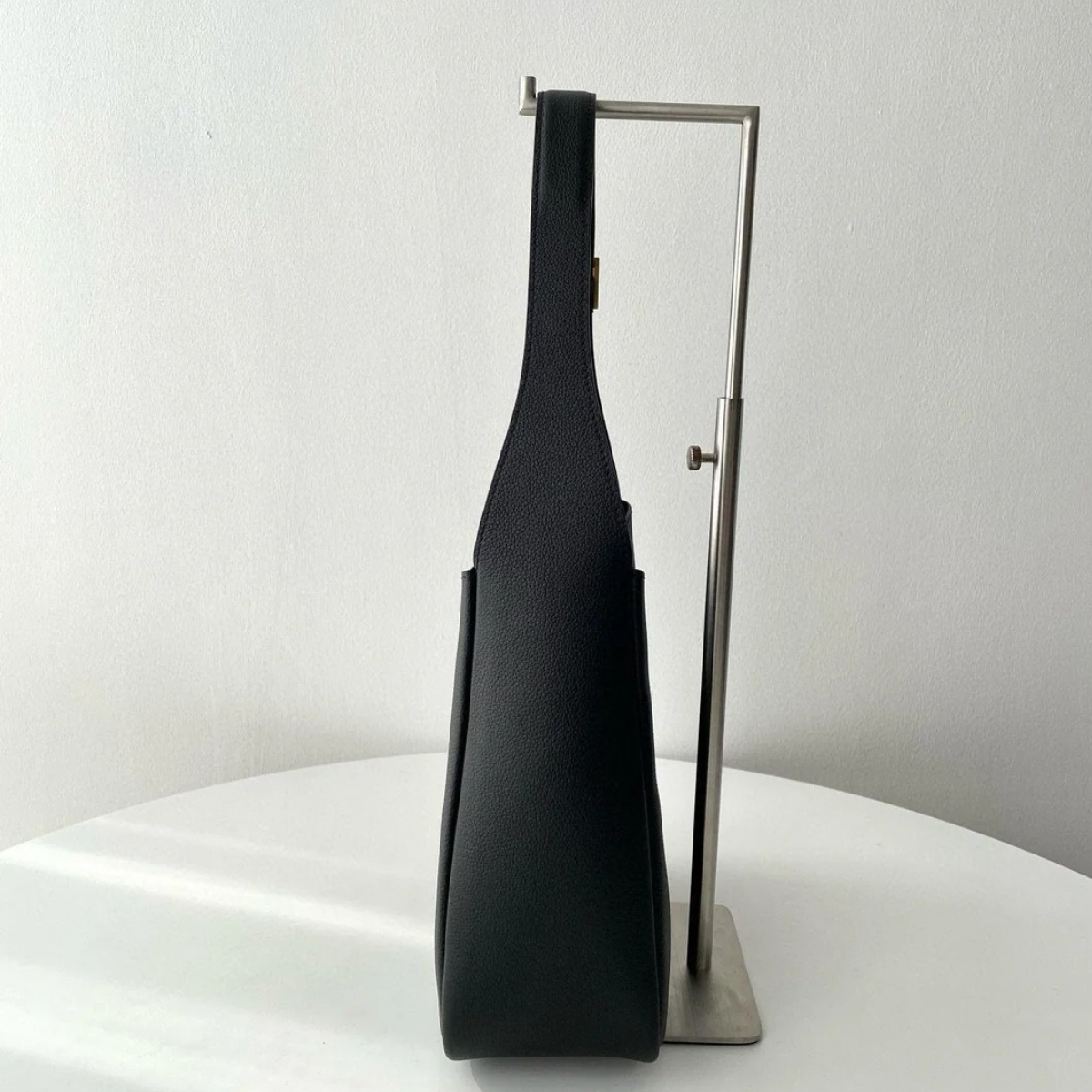 YVES SAINT LAURENT LE 5 À 7 BEA – TASCHE AUS FEINSTEMMIGEM LEDER