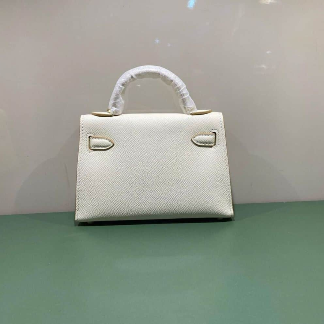 HERMÈS KELLY 20 TASCHE MIT GOLDENEN BESCHLÄGEN IN CREMEFARBEN