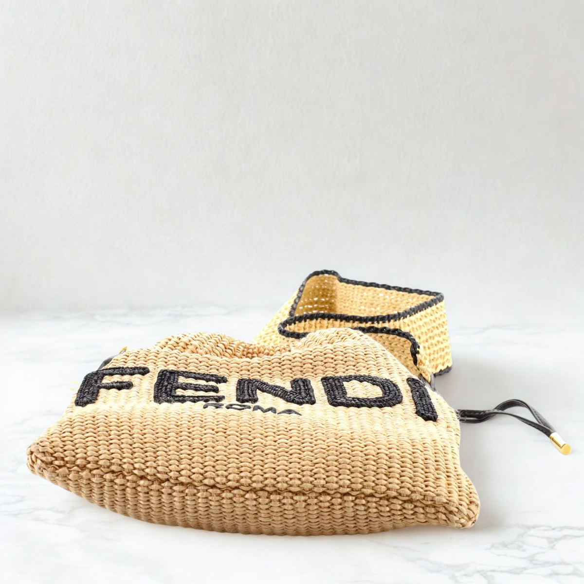 FENDI SACK KLEINER GEWEBTER STROHBEUTEL IN BEIGE