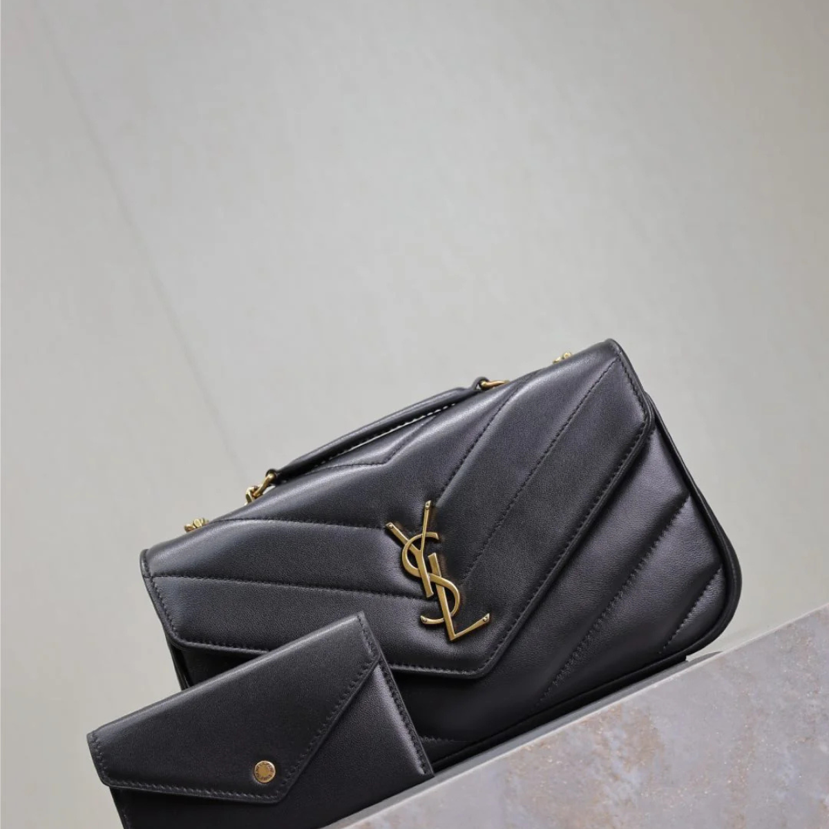 YSL SIGNATURE SET – LOULOU TASCHE & OPYUM SANDALEN