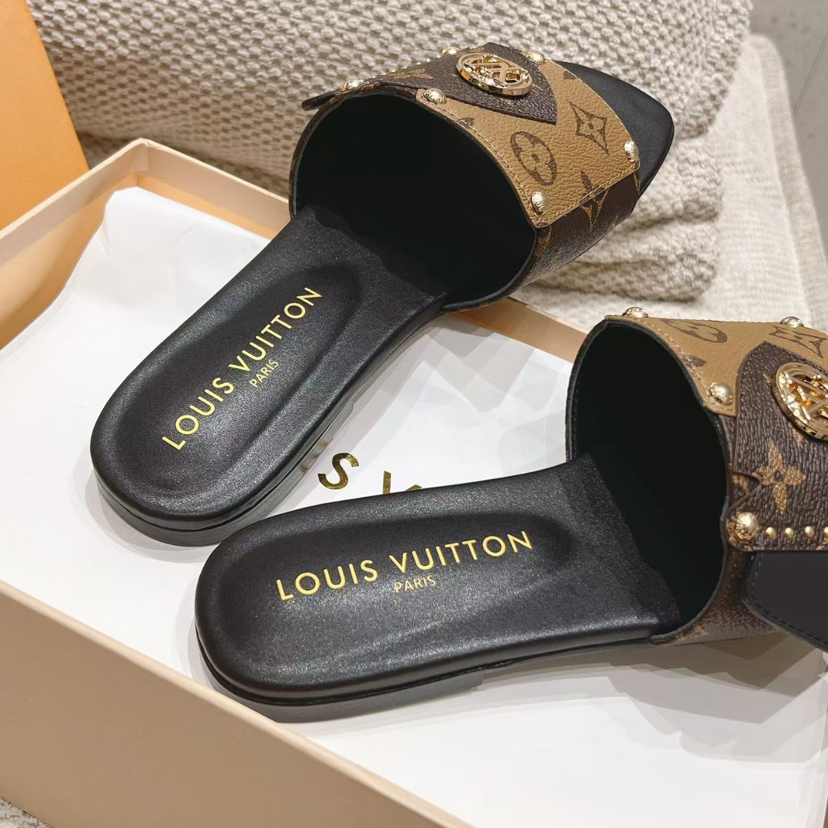 LOUIS VUITTON VANITY PM & FRAME SANDALEN SET