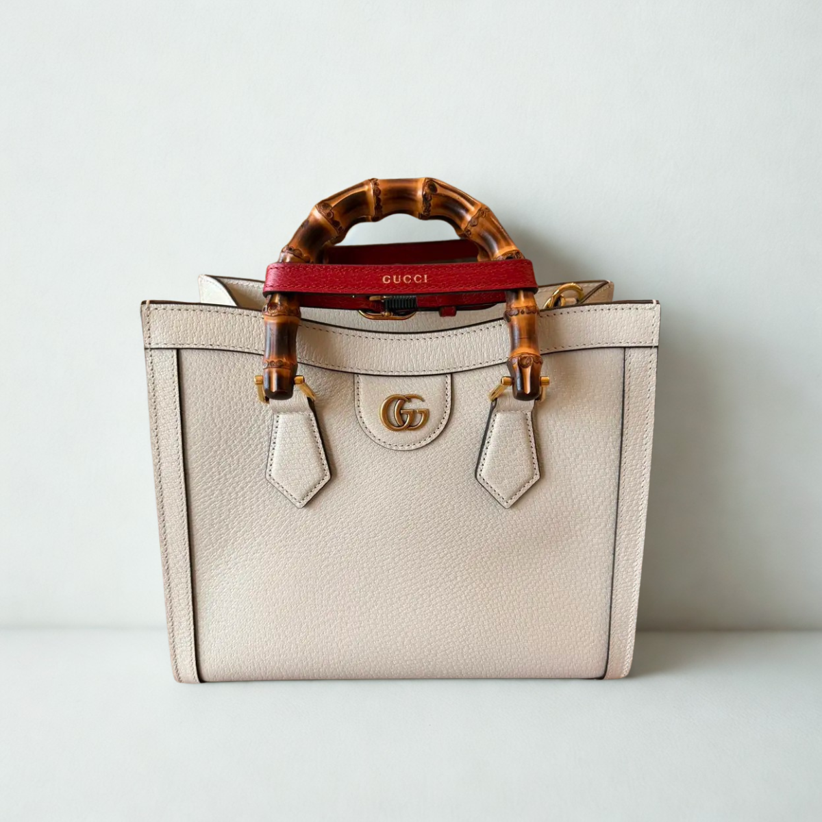 MITTELGROSSE TRAGETASCHE VON GUCCI DIANA