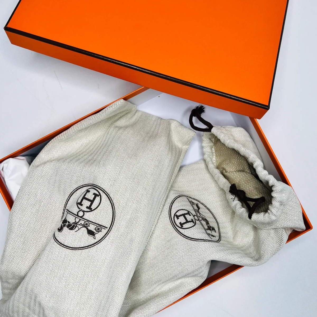 HERMÈS SET – KELLY 28 VERT D'EAU ALLIGATOR LIMITED EDITION & ORAN SANDALEN GRÜN