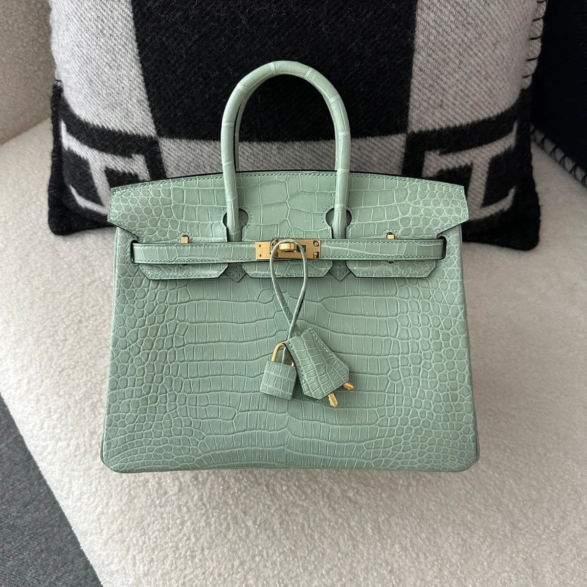 HERMÈS SET – KELLY 28 VERT D'EAU ALLIGATOR LIMITED EDITION & ORAN SANDALEN GRÜN
