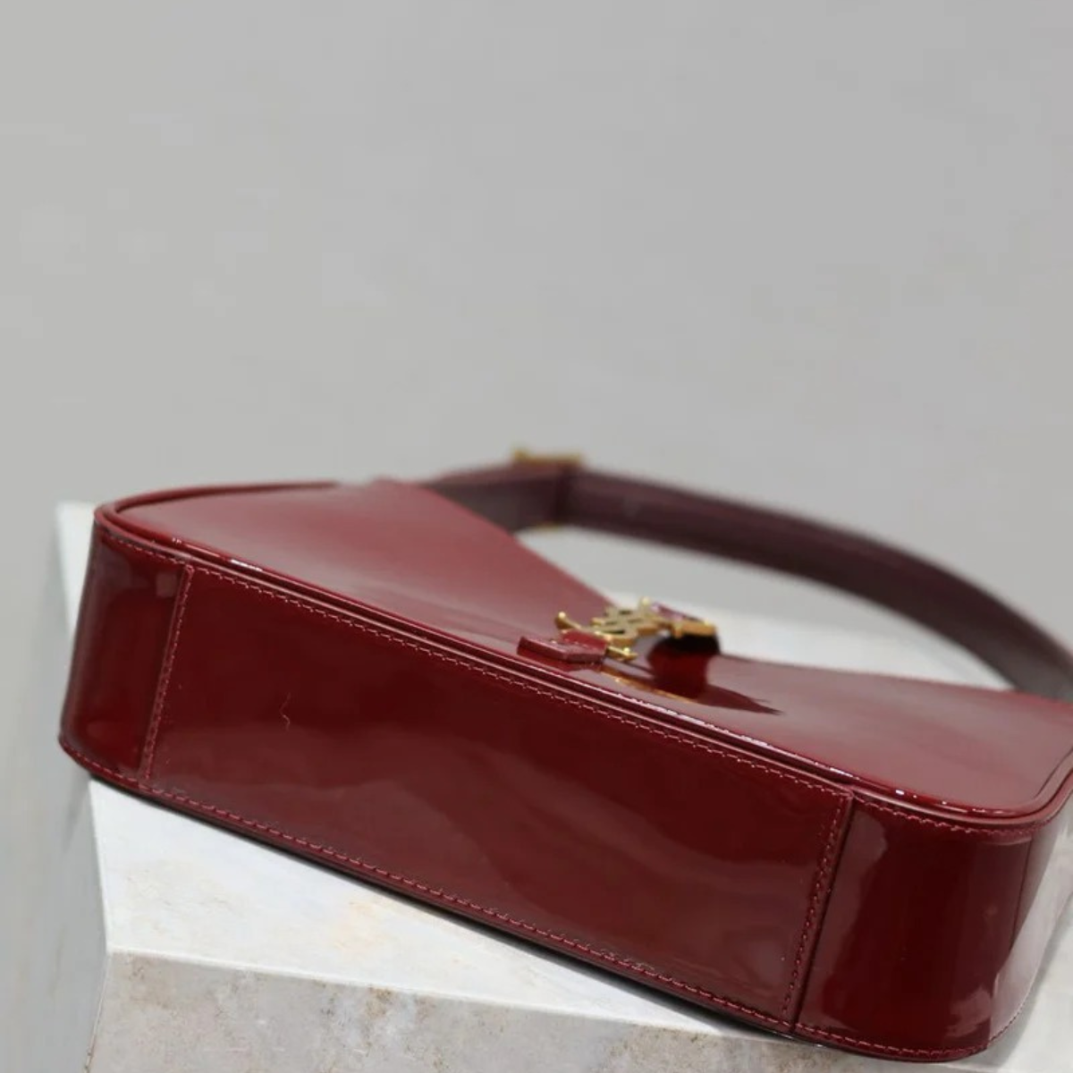 YVES SAINT LAURENT LE 5 À 7 TASCHE AUS LACKLEDER