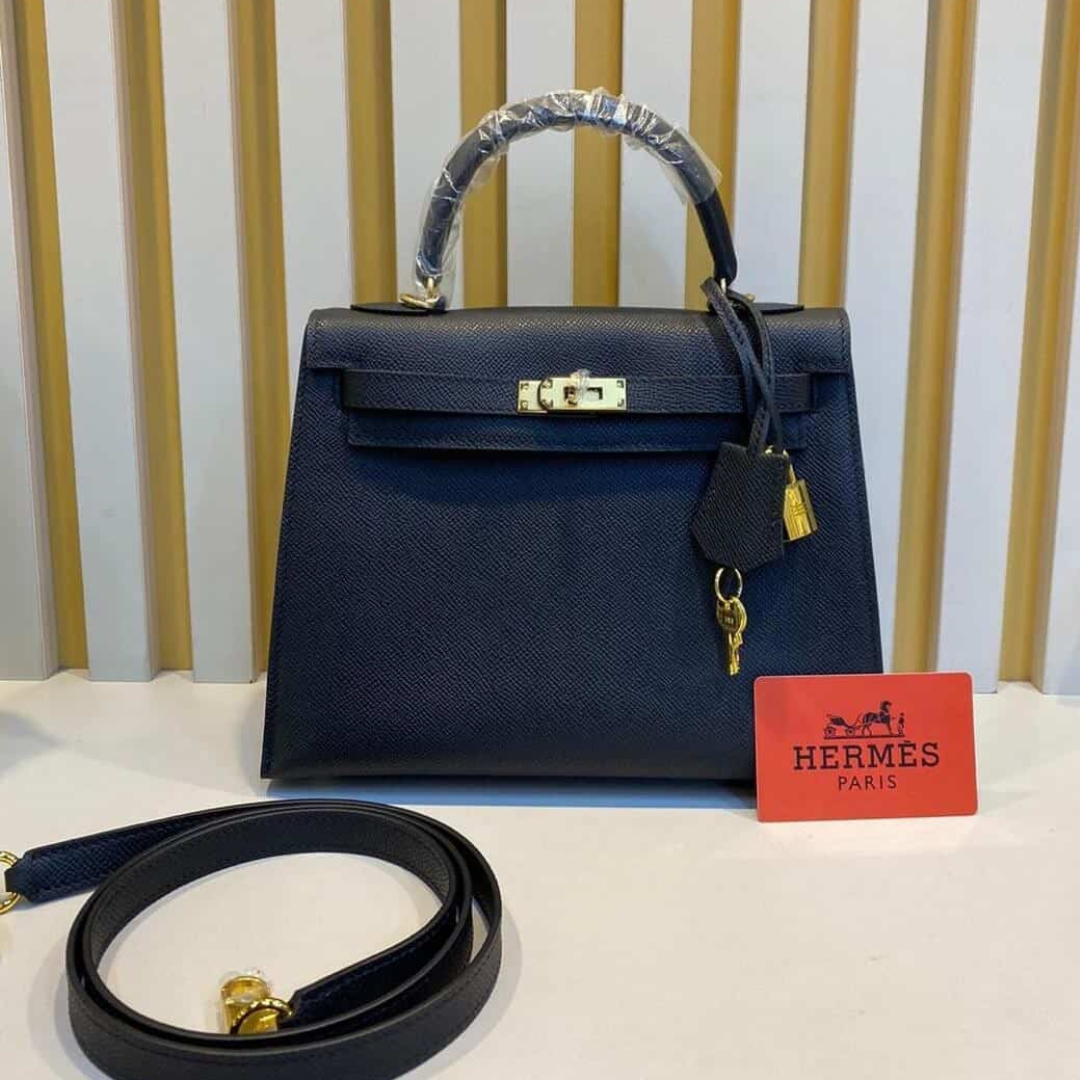 HERMÈS KELLY 28 TASCHE MIT GOLDENEN BESCHLÄGEN IN SCHWARZ