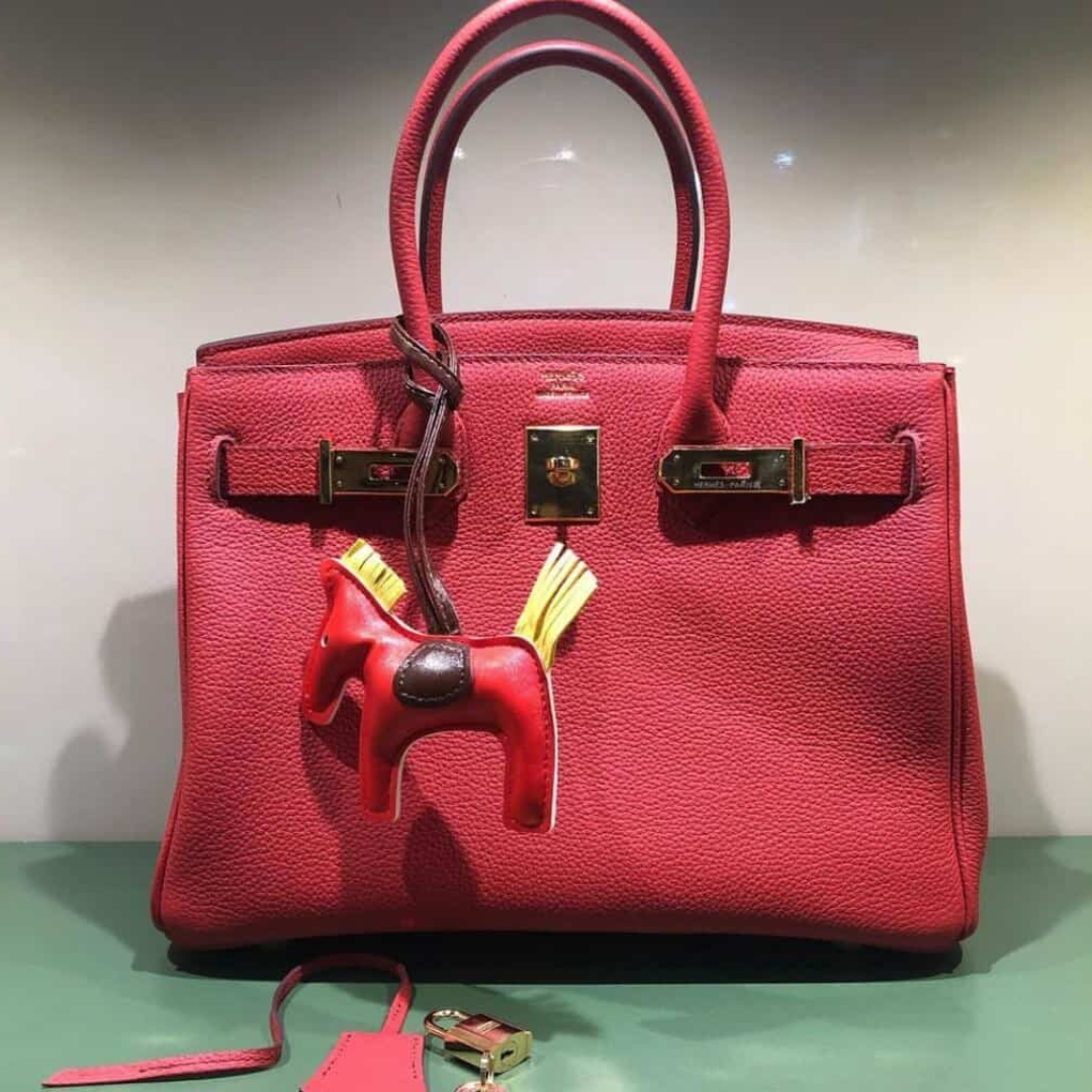HERMÈS BIRKIN 30 TASCHE MIT GOLDENEN BESCHLÄGEN IN ROT