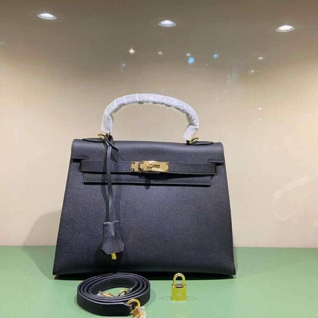 HERMÈS KELLY 25 TASCHE MIT GOLDENEN BESCHLÄGEN IN SCHWARZ