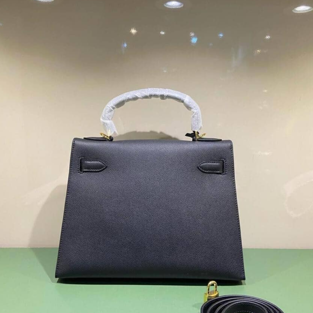 HERMÈS KELLY 25 TASCHE MIT GOLDENEN BESCHLÄGEN IN SCHWARZ