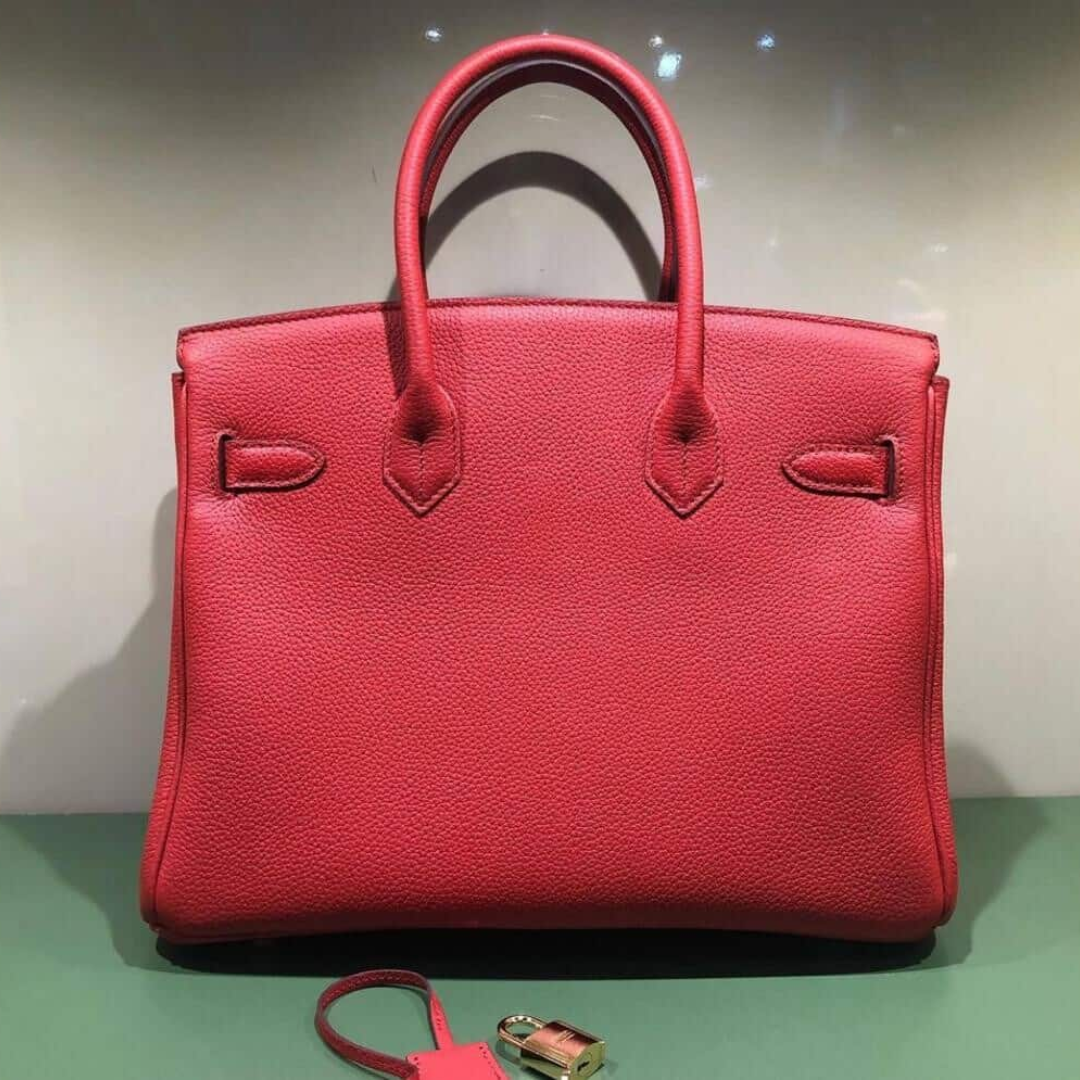 HERMÈS BIRKIN 30 TASCHE MIT GOLDENEN BESCHLÄGEN IN ROT
