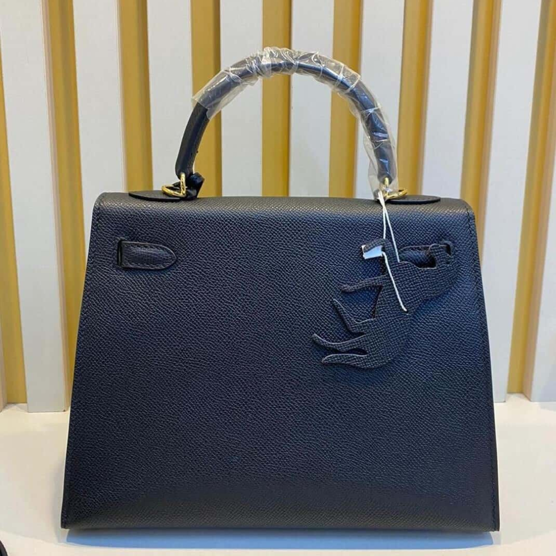HERMÈS KELLY 28 TASCHE MIT GOLDENEN BESCHLÄGEN IN SCHWARZ