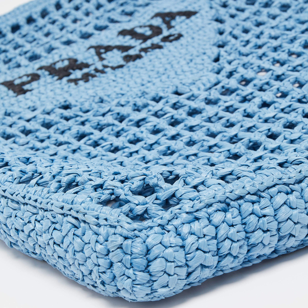 PRADA SHOPPER TASCHE AUS BAST MIT GEWEBTEM LOGO – BLAU