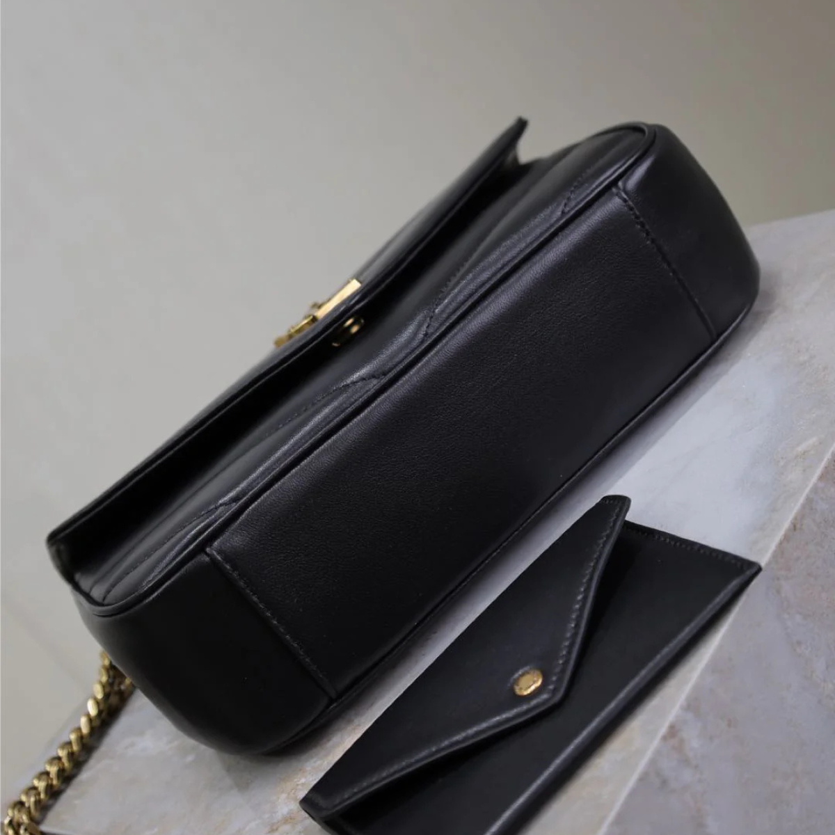 YSL SIGNATURE SET – LOULOU TASCHE & OPYUM SANDALEN