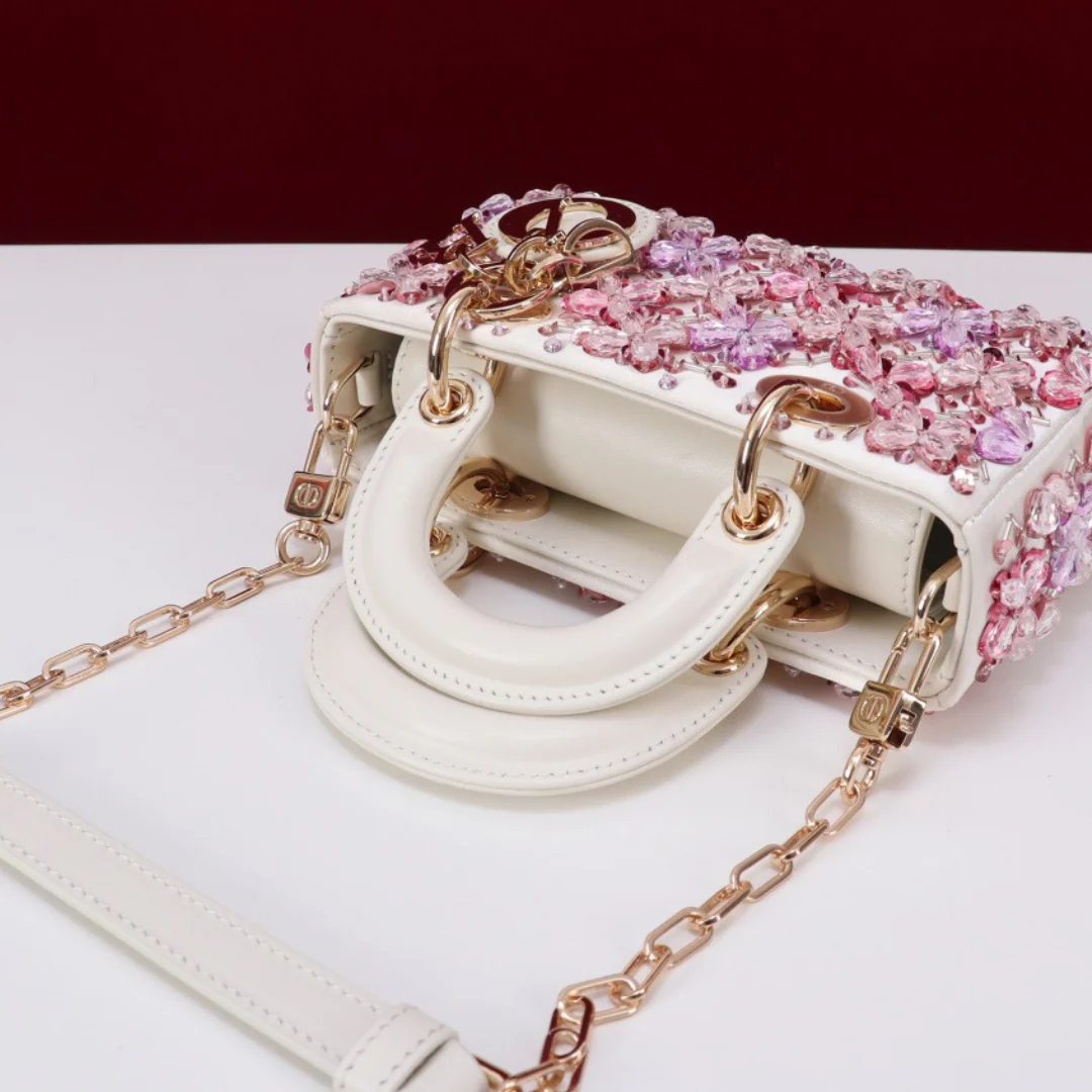 DIOR LADY D-JOY MIKROTASCHE AUS WEISSEM KALBSLEDER MIT ROSA BLUMENSTICKEREI UND STRASS