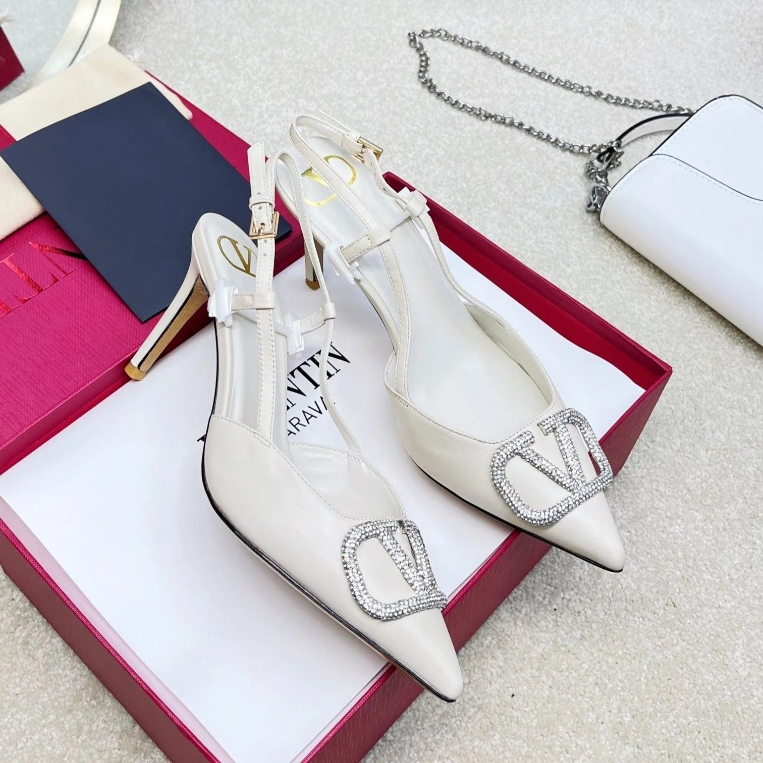 VALENTINO GARAVANI VLOGO SIGNATURE DIAMANT-SLINGBACK AUS WEISSEM KALBSLEDER