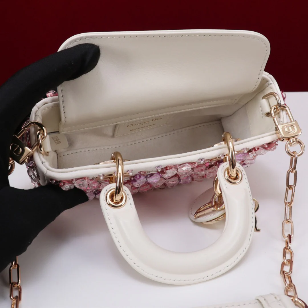 DIOR LADY D-JOY MIKROTASCHE AUS WEISSEM KALBSLEDER MIT ROSA BLUMENSTICKEREI UND STRASS