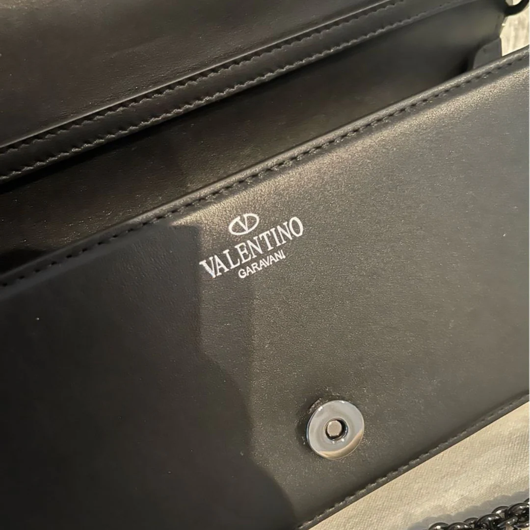 VALENTINO GARAVANI LOCÒ KLEINE UMHÄNGETASCHE MIT JUWELENLOGO