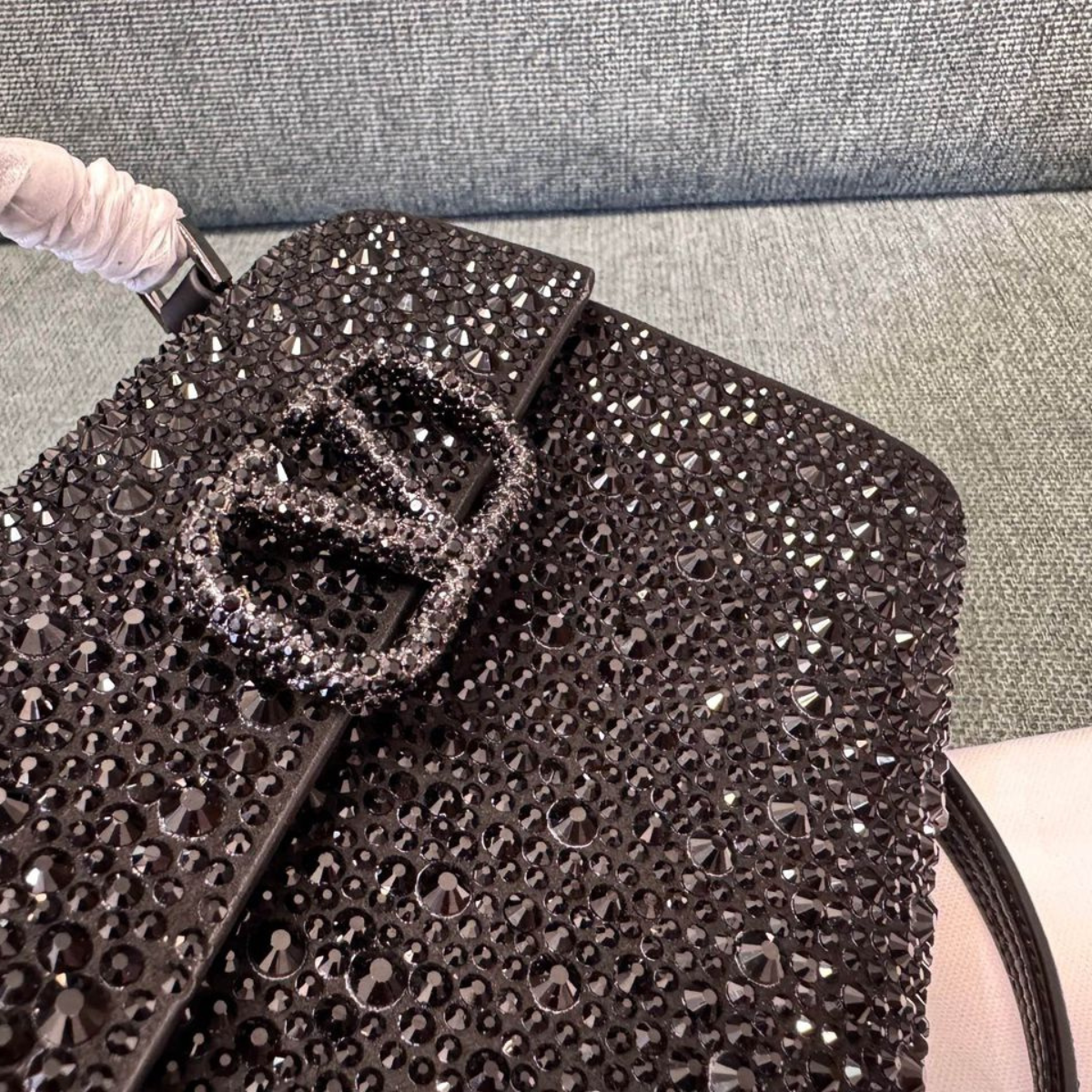 VALENTINO GARAVANI VSLING MINI-TASCHE MIT KRISTALLEN IN SCHWARZ