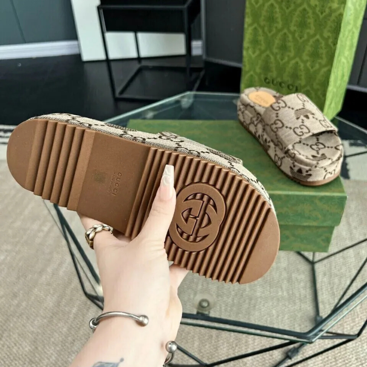 GUCCI DIONYSUS MINI-TASCHE & ANGELINA FLACHES SANDALEN-SET – BEIGE MONOGRAMM