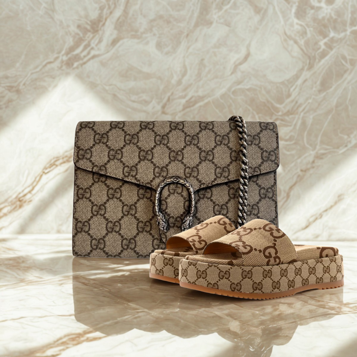 GUCCI DIONYSUS MINI-TASCHE & ANGELINA FLACHES SANDALEN-SET – BEIGE MONOGRAMM