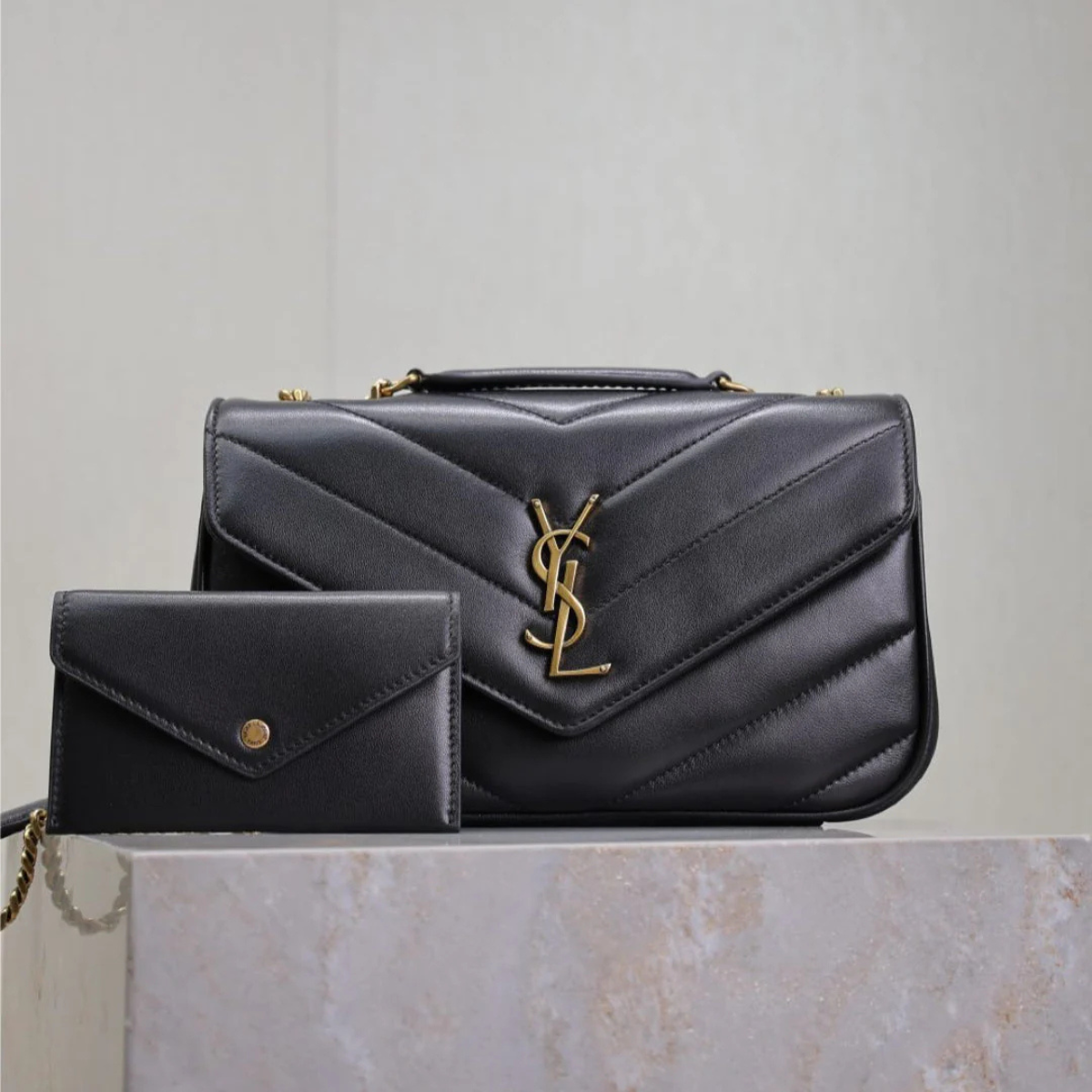 YSL SIGNATURE SET – LOULOU TASCHE & OPYUM SANDALEN