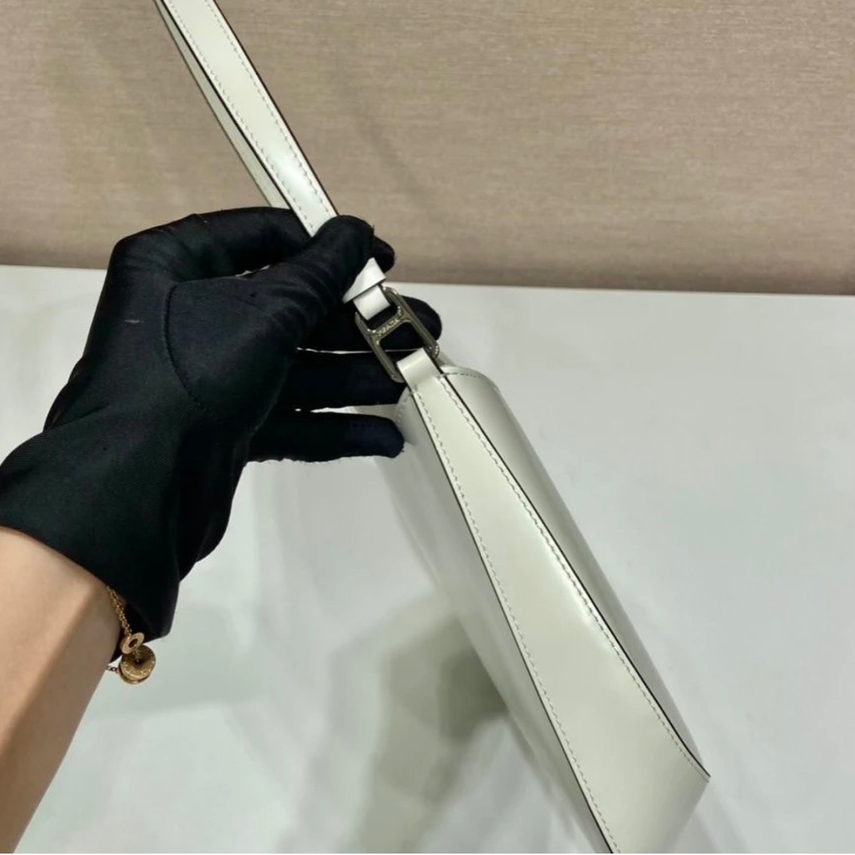 PRADA CLEO UMHÄNGETASCHE AUS GEBÜRSTETEM LEDER