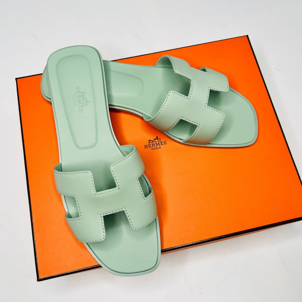 HERMÈS SET – KELLY 28 VERT D'EAU ALLIGATOR LIMITED EDITION & ORAN SANDALEN GRÜN