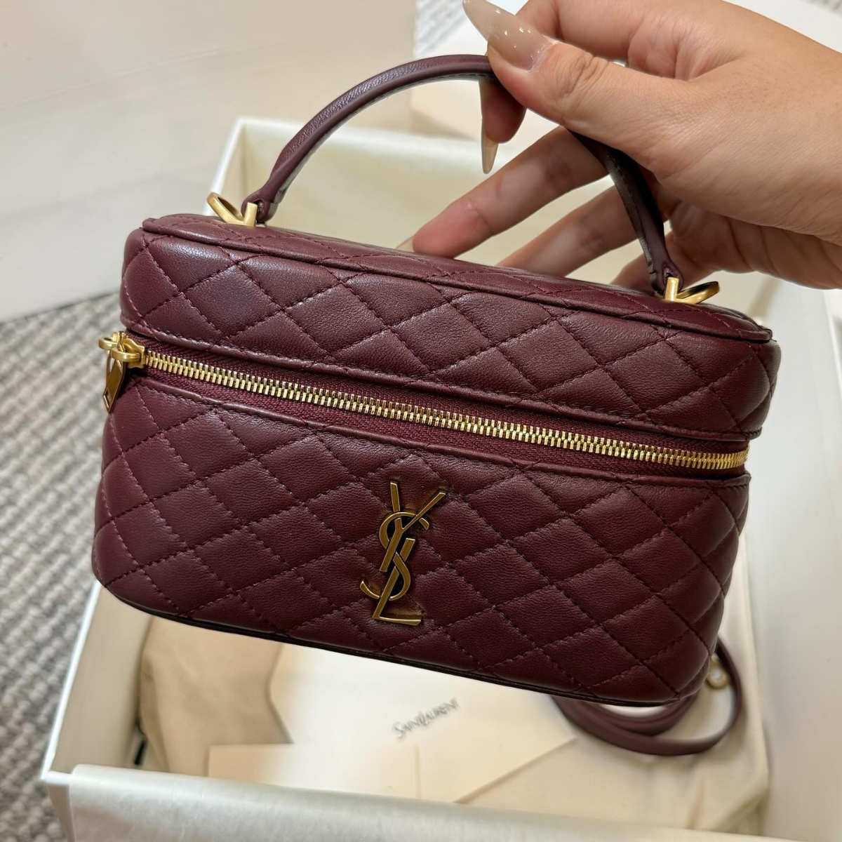 YVES SAINT LAURENT GABY WASCHTISCHETUI AUS LAMMLEDER