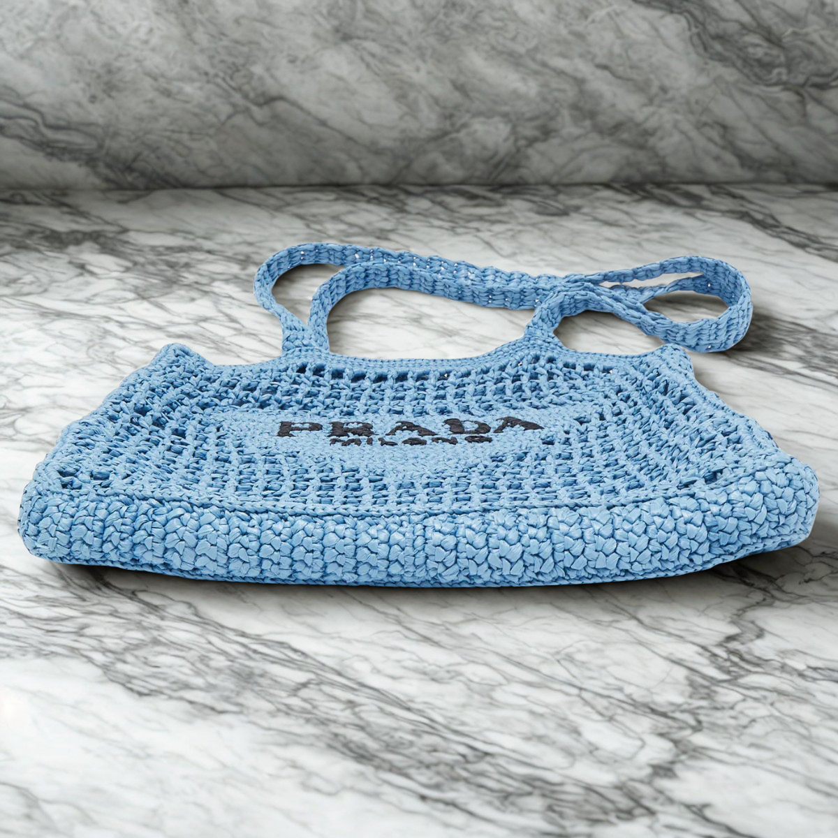 PRADA SHOPPER TASCHE AUS BAST MIT GEWEBTEM LOGO – BLAU